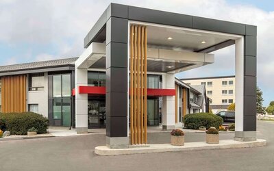 Exterior view of Comfort Inn Brossard.