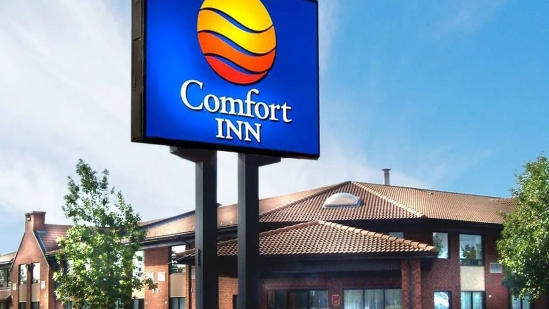 Exterior view of Comfort Inn Val D'Or with hotel signage.