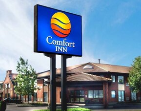 Exterior view of Comfort Inn Val D'Or with hotel signage.