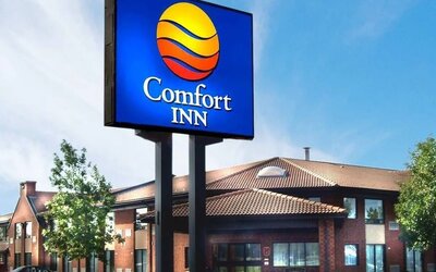 Exterior view of Comfort Inn Val D'Or with hotel signage.