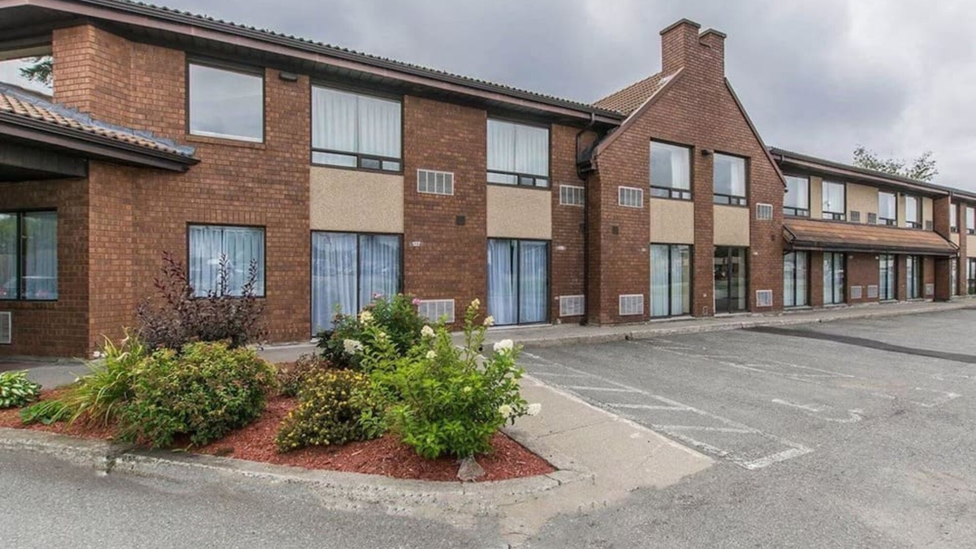 Exterior view of Comfort Inn Val D'Or and parking area.