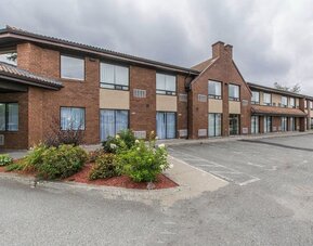 Exterior view of Comfort Inn Val D'Or and parking area.