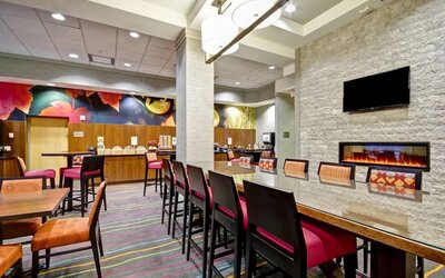 Dining area perfect for coworking at Fairfield By Marriott Guelph.