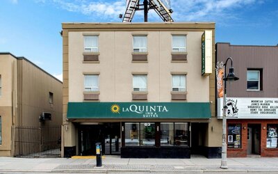 Exterior entrance of La Quinta Inn & Suites By Wyndham Oshawa.