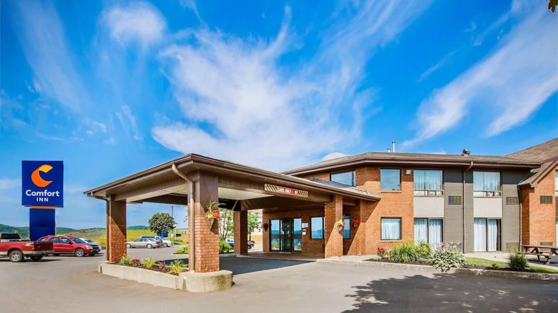 Exterior entrance of Comfort Inn Saskatoon.