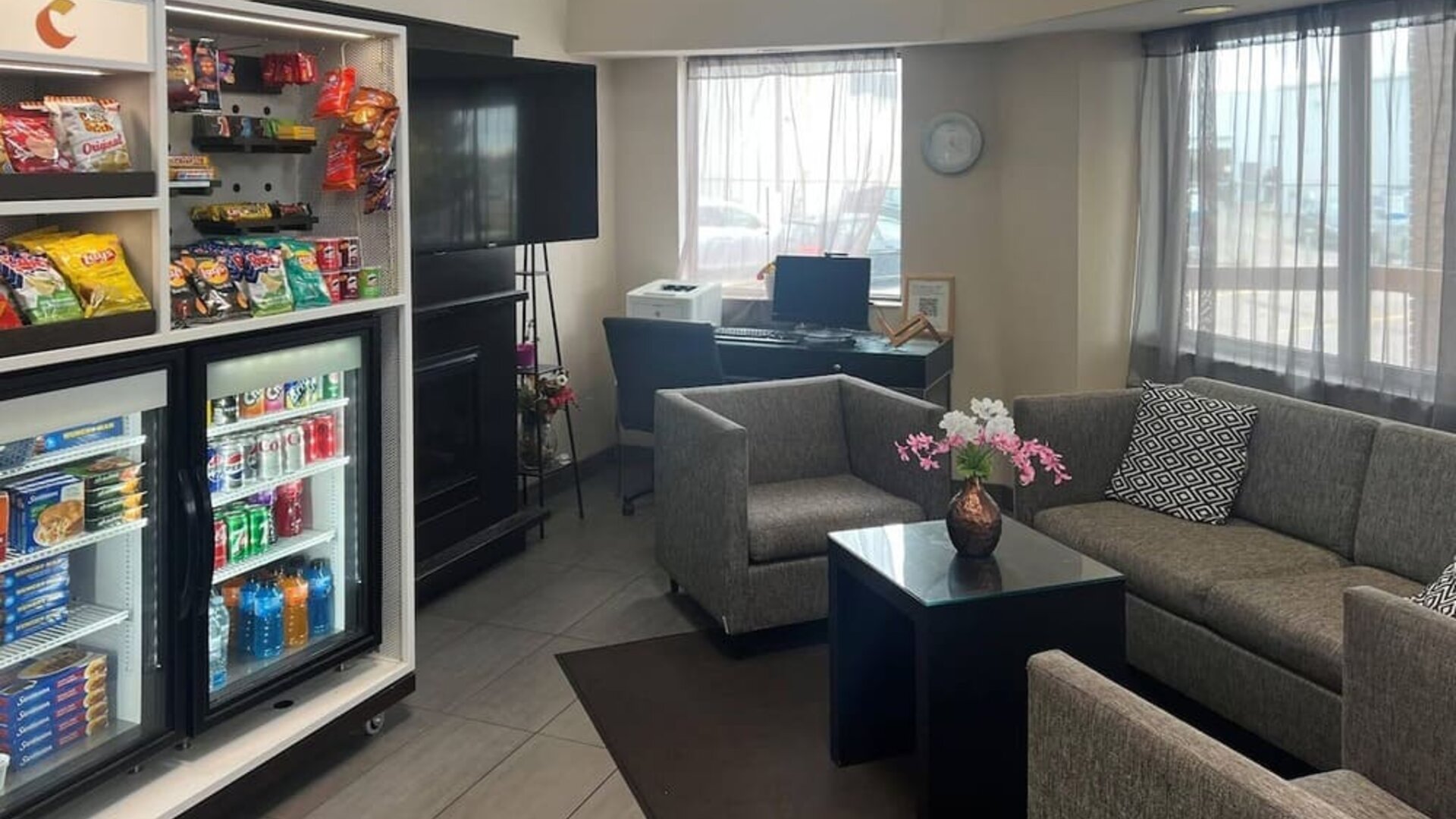 Hotel lobby with convenience market and business workstation at Comfort Inn Saskatoon.
