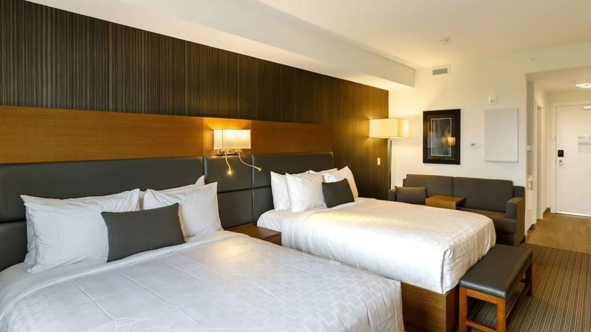 Twin bed day use room with sofa, work desk and private bathroom at Executive Residency By Best Western.