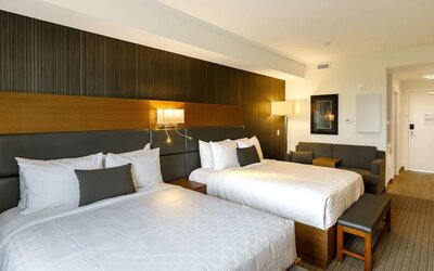 Twin bed day use room with sofa, work desk and private bathroom at Executive Residency By Best Western.