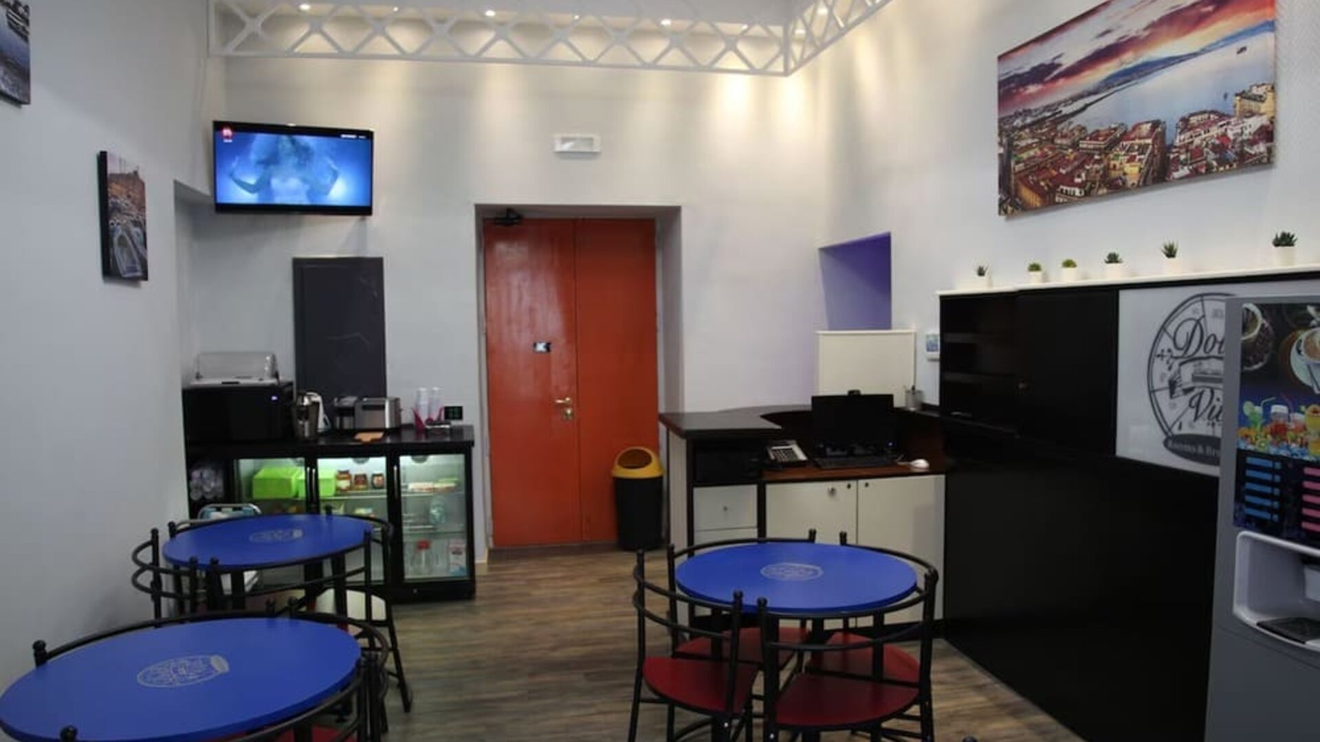 Reception and breakfast area with seating, beverage station and coffee machine at Dolce Vita Rooms & Breakfast.