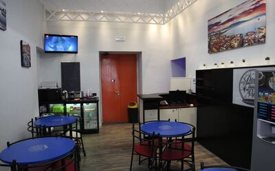 Reception and breakfast area with seating, beverage station and coffee machine at Dolce Vita Rooms & Breakfast.