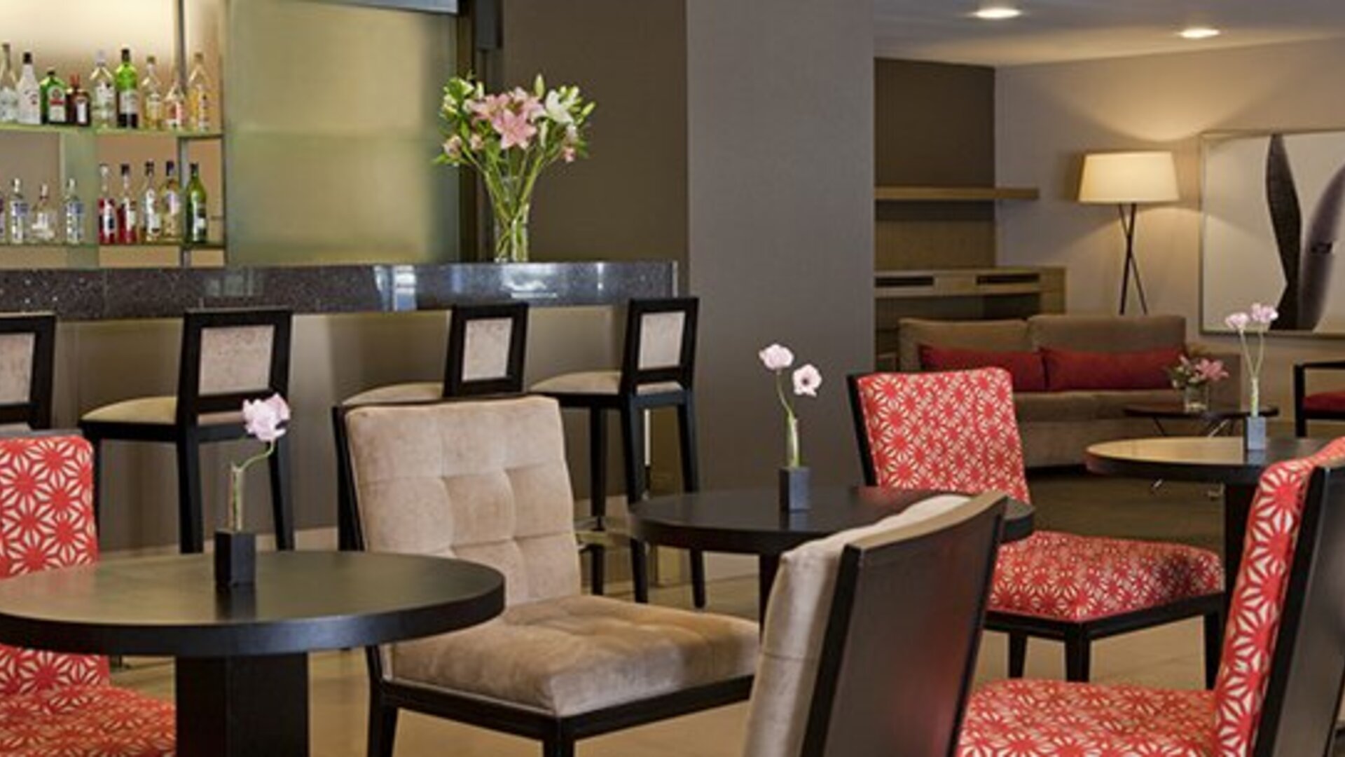 Elegant lobby bar and lounge with comfortable seating, cocktail service and contemporary décor at NH Buenos Aires 9 De Julio.