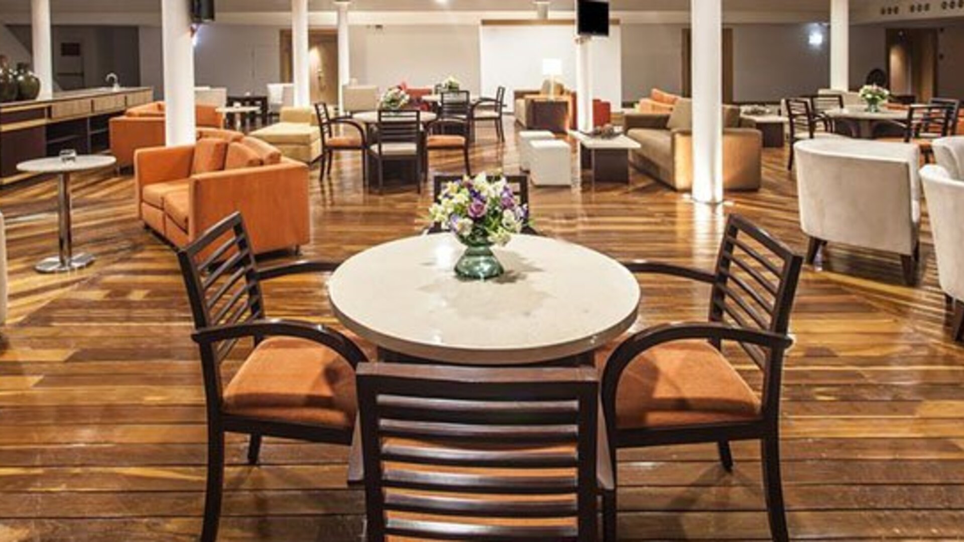 Stylish restaurant and lounge area with contemporary seating, dining tables and relaxed atmosphere at NH Collection Mexico City Airport T2.