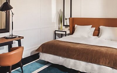 Guest room at Hotel Pulitzer Buenos Aires featuring a double bed, work desk, modern lighting and contemporary décor.