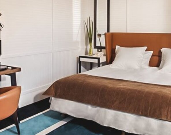 Guest room at Hotel Pulitzer Buenos Aires featuring a double bed, work desk, modern lighting and contemporary décor.