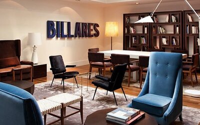 Lounge and meeting area at Hotel Pulitzer Buenos Aires featuring comfortable seating, bookshelves and a communal table.