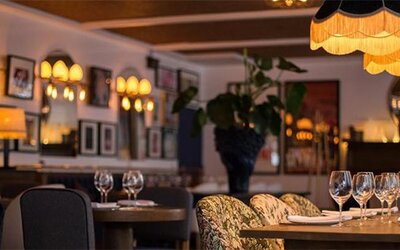 Dining space at Hotel Pulitzer Buenos Aires featuring warmly lit tables, decorative pendant lamps and sophisticated furnishings.