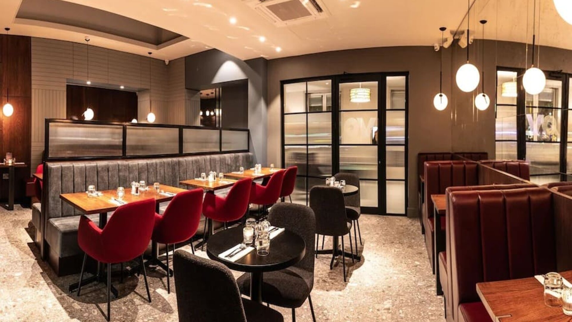 Dining area perfect for coworking at Euston Square Hotel.