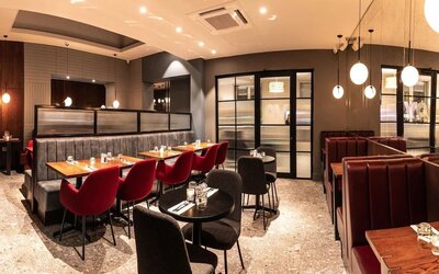 Dining area perfect for coworking at Euston Square Hotel.