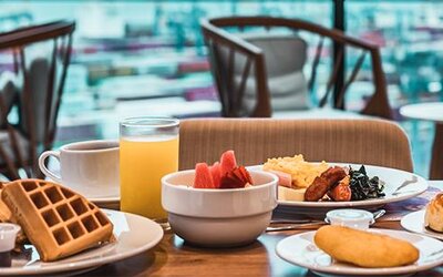 Breakfast spread featuring waffles, fresh fruit, pastries, juice, and hot breakfast selections at Holiday Inn Express Cartagena Manga.