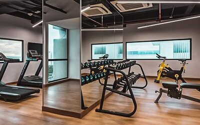 Modern fitness centre featuring treadmills, exercise bikes, free weights, and strength-training equipment at Holiday Inn Express Cartagena Manga.