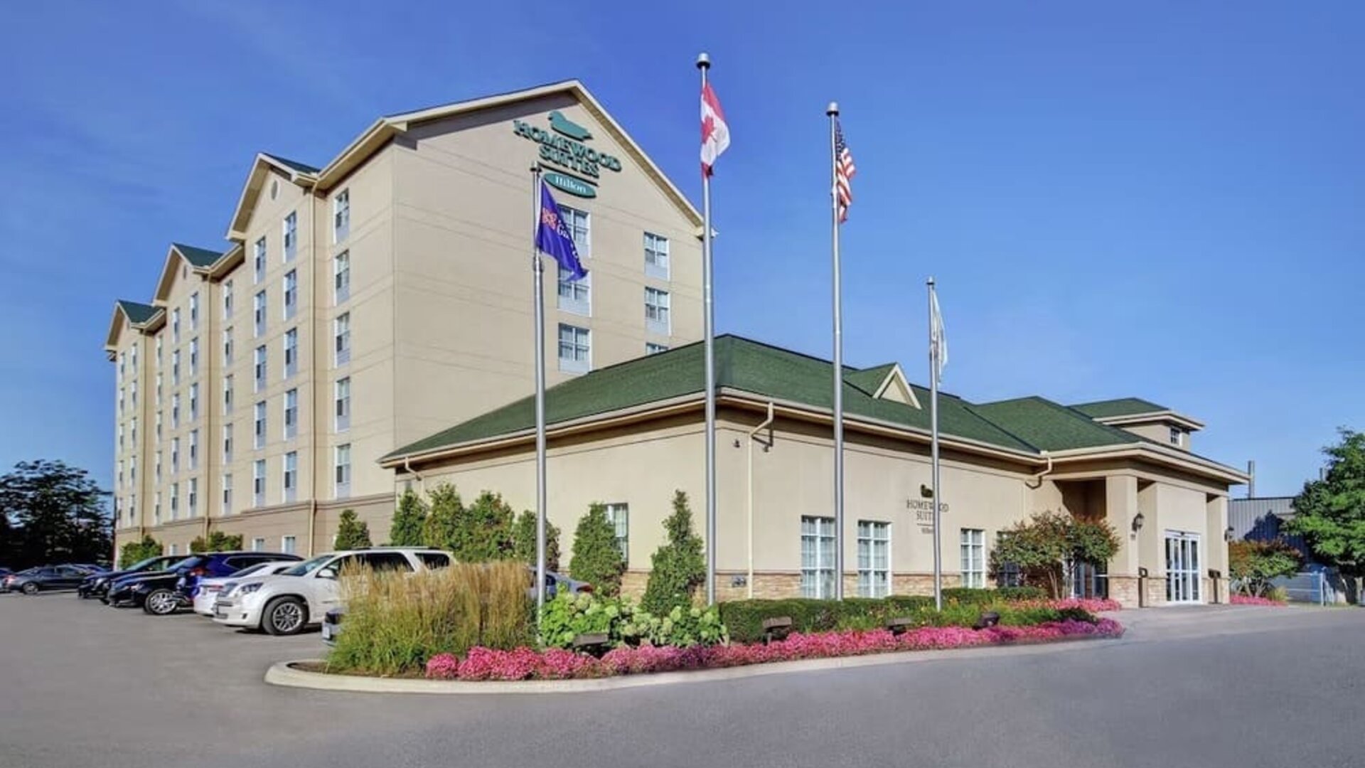 Hotel exterior and parking area at Homewood Suites By Hilton Burlington.