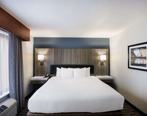 King guest room with large bed, bedside lighting, desk, and window at Best Western Plus Mountain View Auburn Inn.