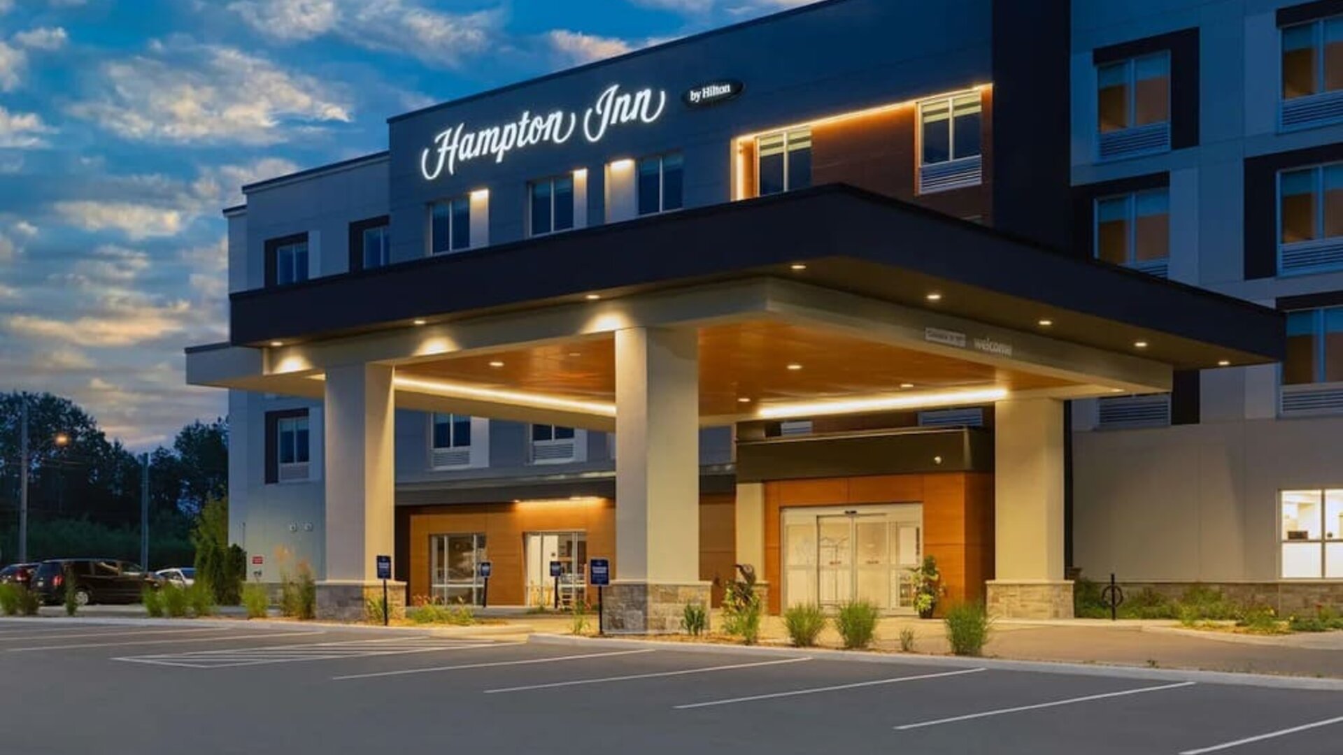 Hotel exterior and parking area at Hampton Inn By Hilton Port Hope.
