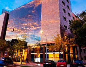 Modern multi-storey hotel exterior with reflective glass windows and a street-level entrance at Hotel Sallés Ciutat del Prat.