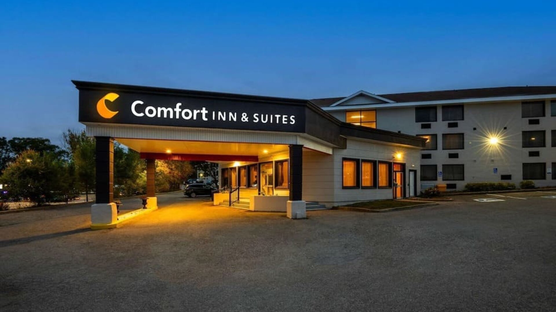 Hotel entrance and parking area at Comfort Inn & Suites Barrie.