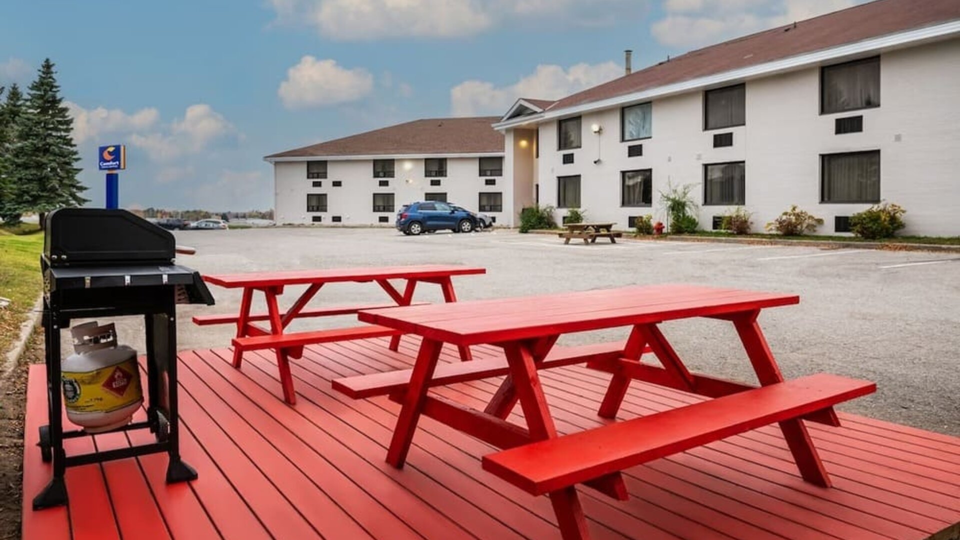 BBQ/Picnic area at Comfort Inn & Suites Barrie.