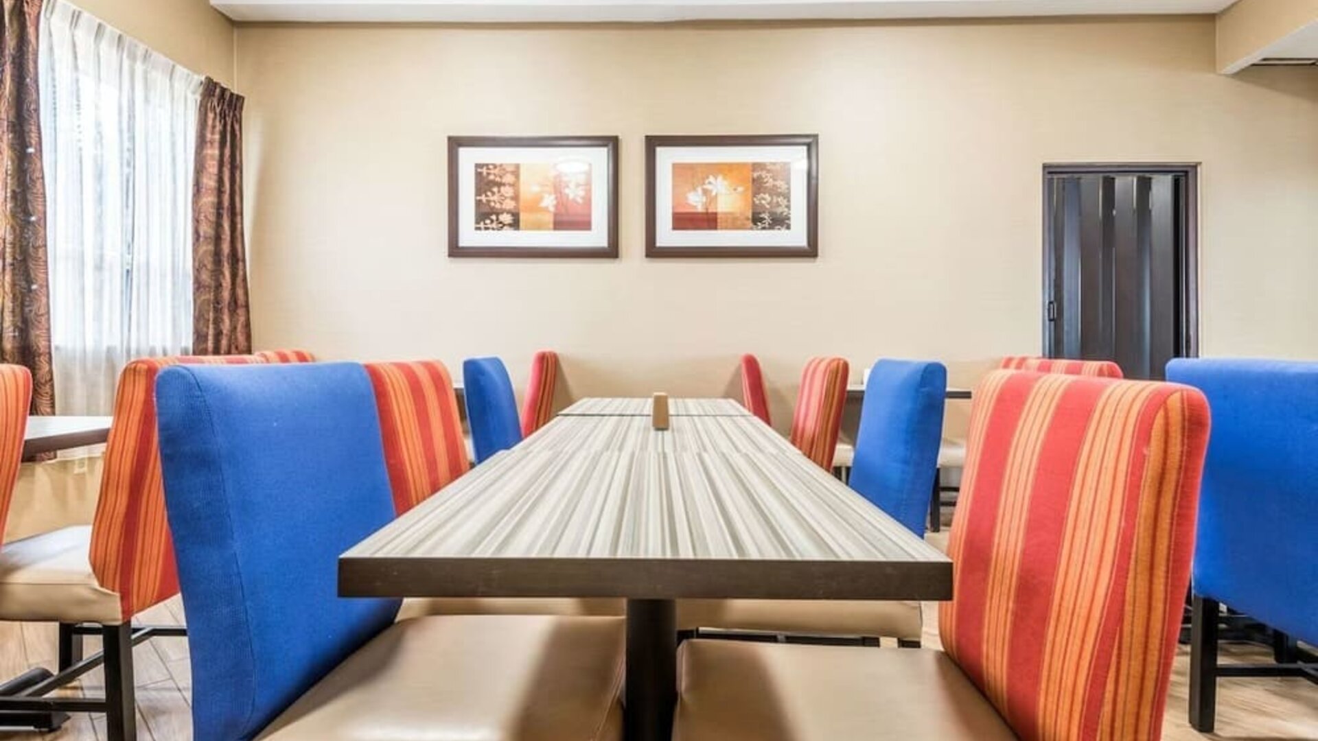 Dining area with comfortable seating at Comfort Inn & Suites Barrie.