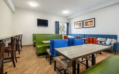 Dining area with comfortable seating perfect for co-working at Comfort Inn & Suites Barrie.