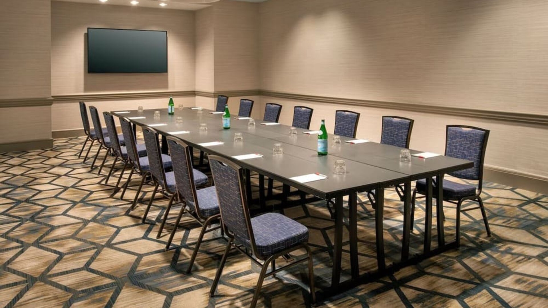 Meeting room at Boston Marriott Burlington.