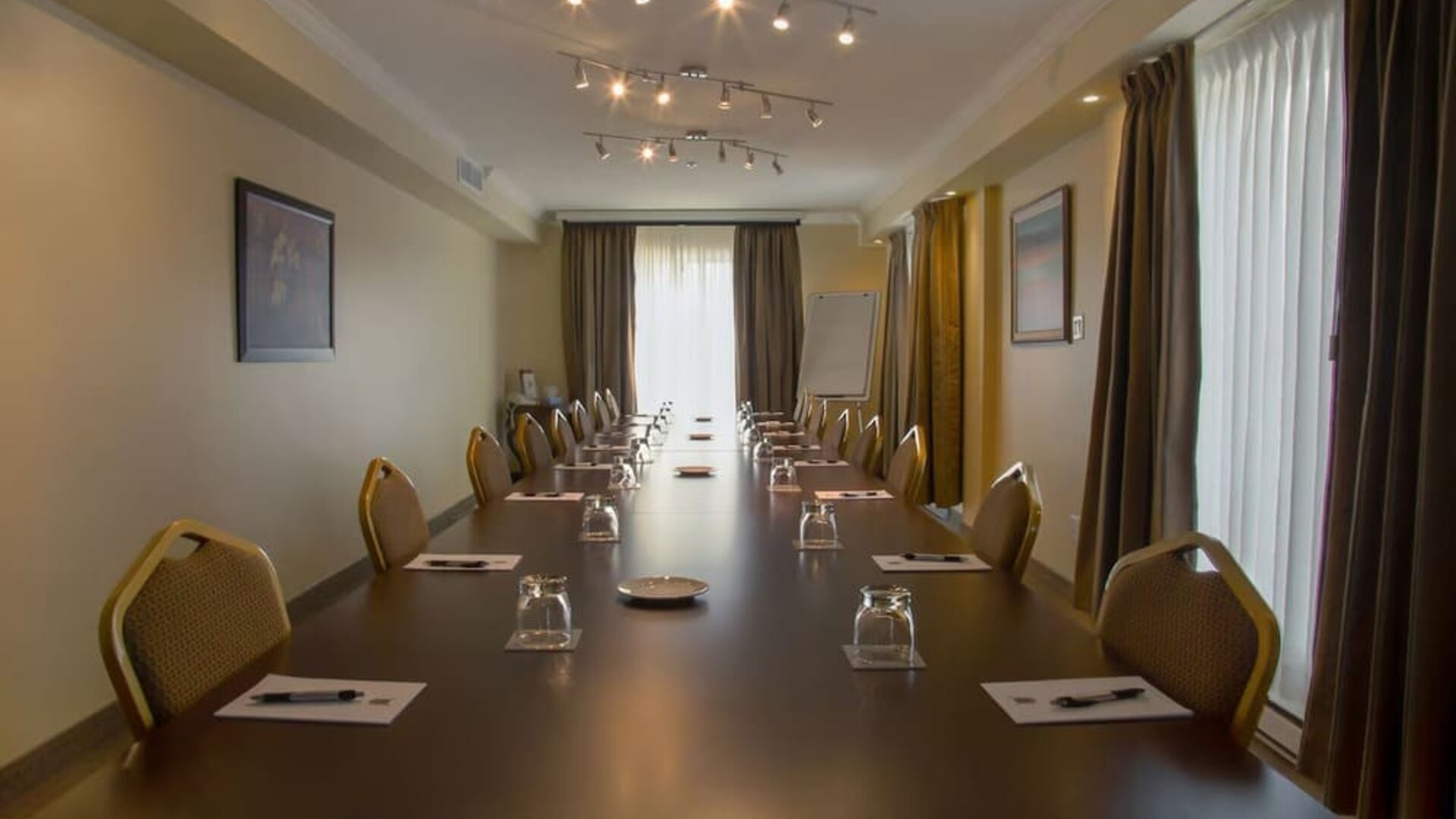 Professional meeting room at Hotel Brossard.