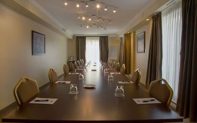 Professional meeting room at Hotel Brossard.