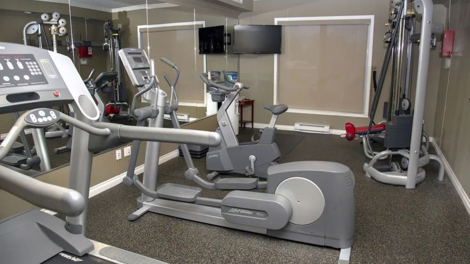 Equipped fitness center at Hotel Brossard. 
