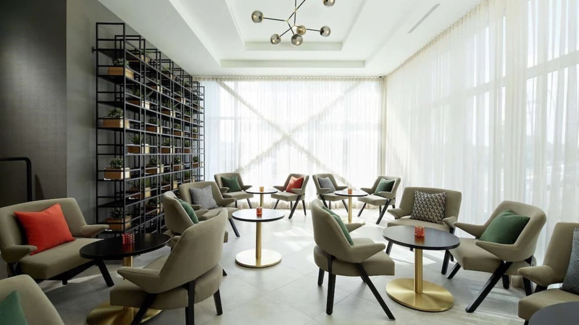 Lounge area perfect for co-working at DoubleTree By Hilton Montreal Airport.