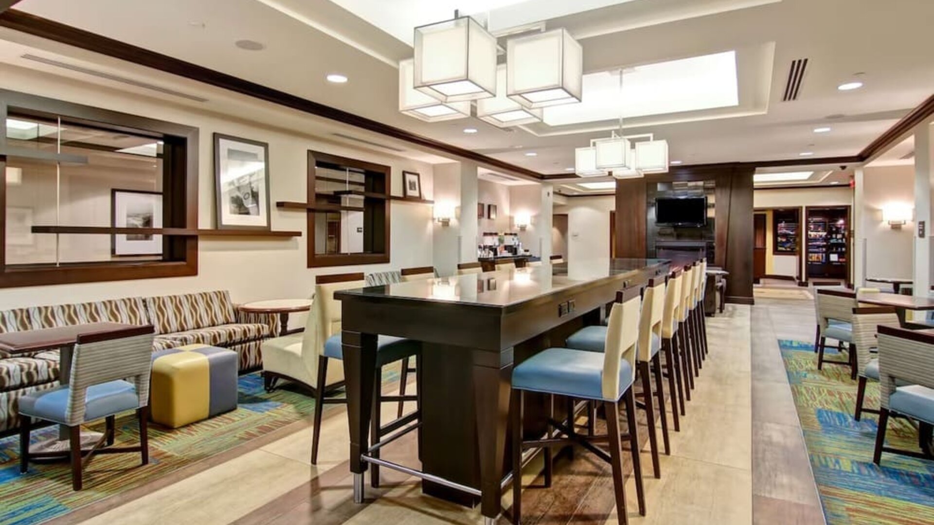 Dining area at Hampton Inn By Hilton Toronto Airport Corporate Centre.