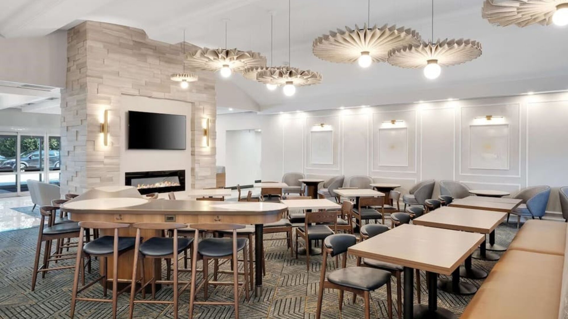 Dining area with comfortable seating, perfect for co-working at Homewood Suites By Hilton Toronto-Markham.