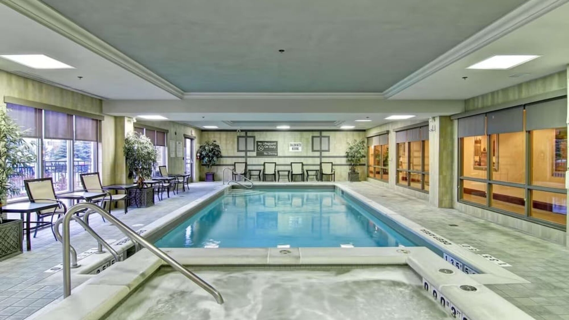 Relaxingo indoor pool at the  Hampton Inn & Suites By Hilton Guelph.