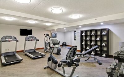 Fully equipped fitness center at the Holiday Inn Oakville Centre.