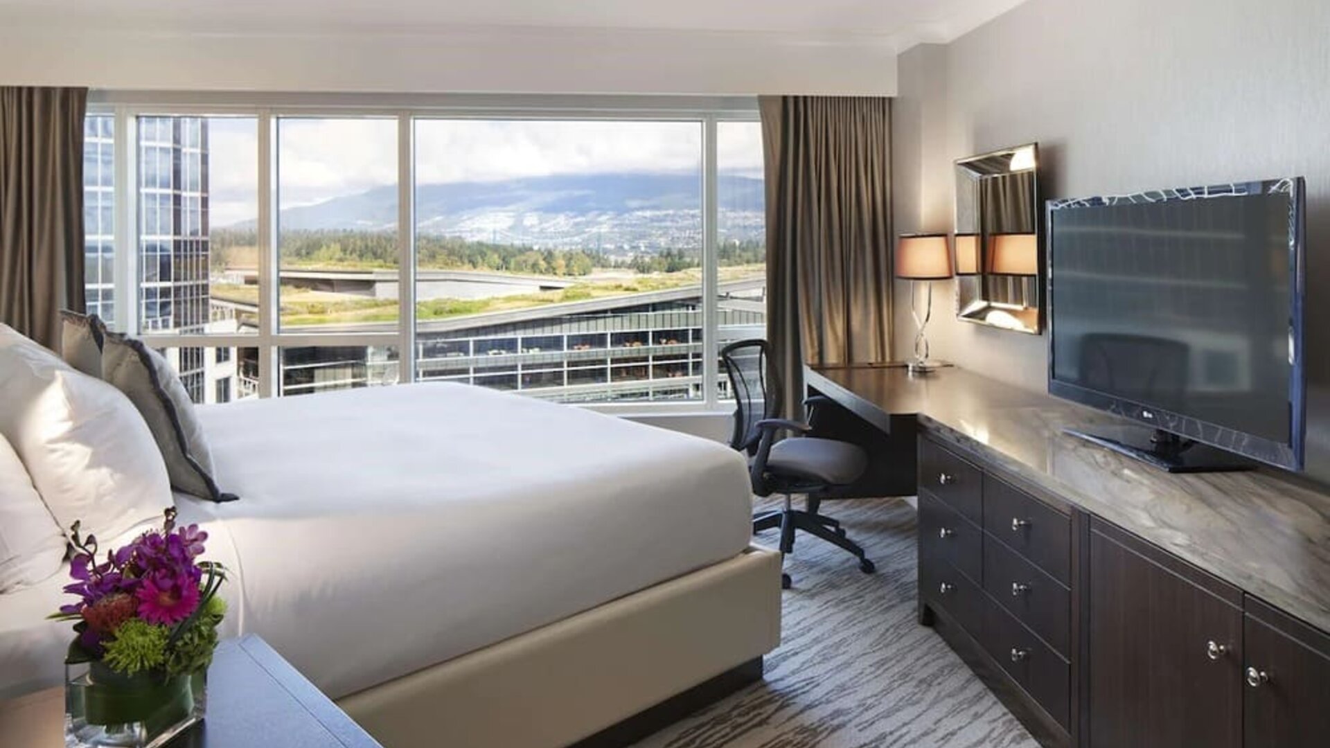 Standard day use room with TV, work desk and private bathroom at the Fairmont Waterfront.