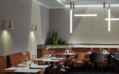 Dining area perfect for coworking at Novotel London Paddington.
