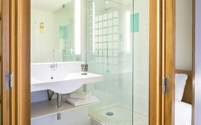 Guest bathroom with shower at Novotel London Paddington.
