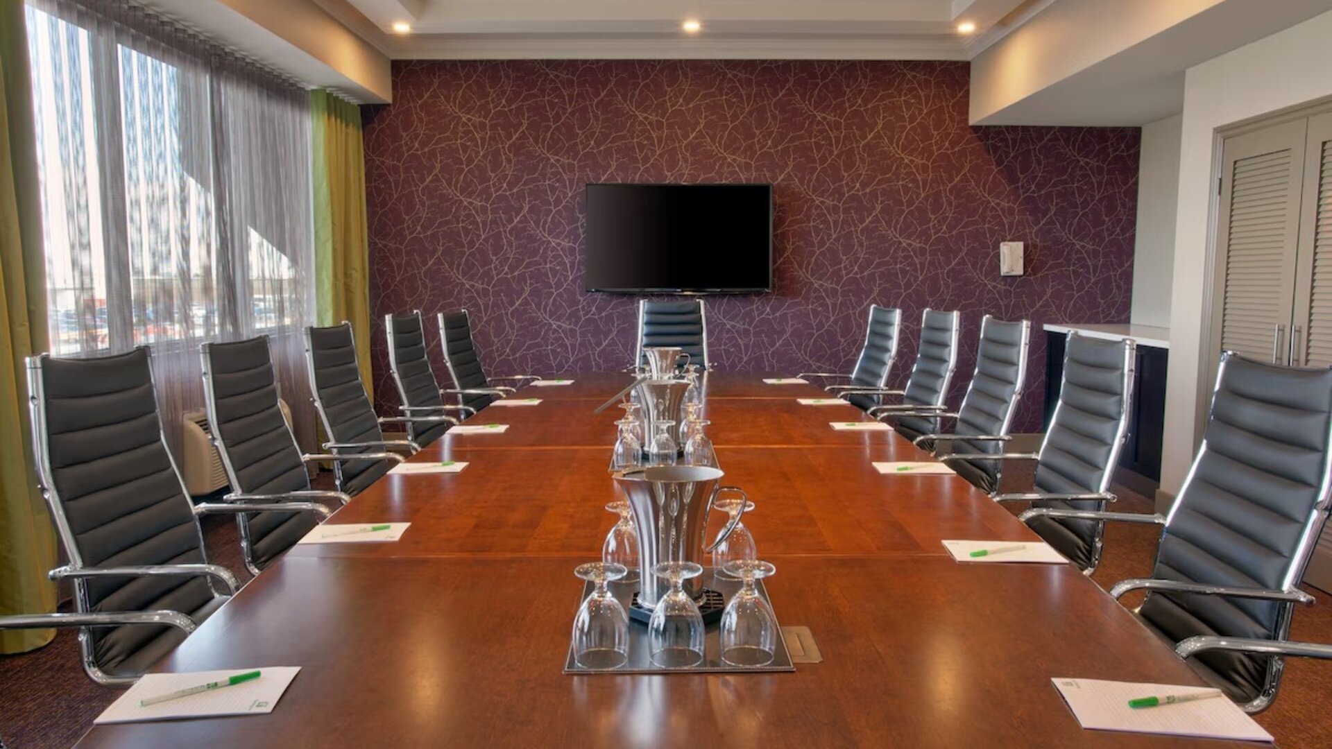 Professional meeting room at Holiday Inn Toronto International Airport.