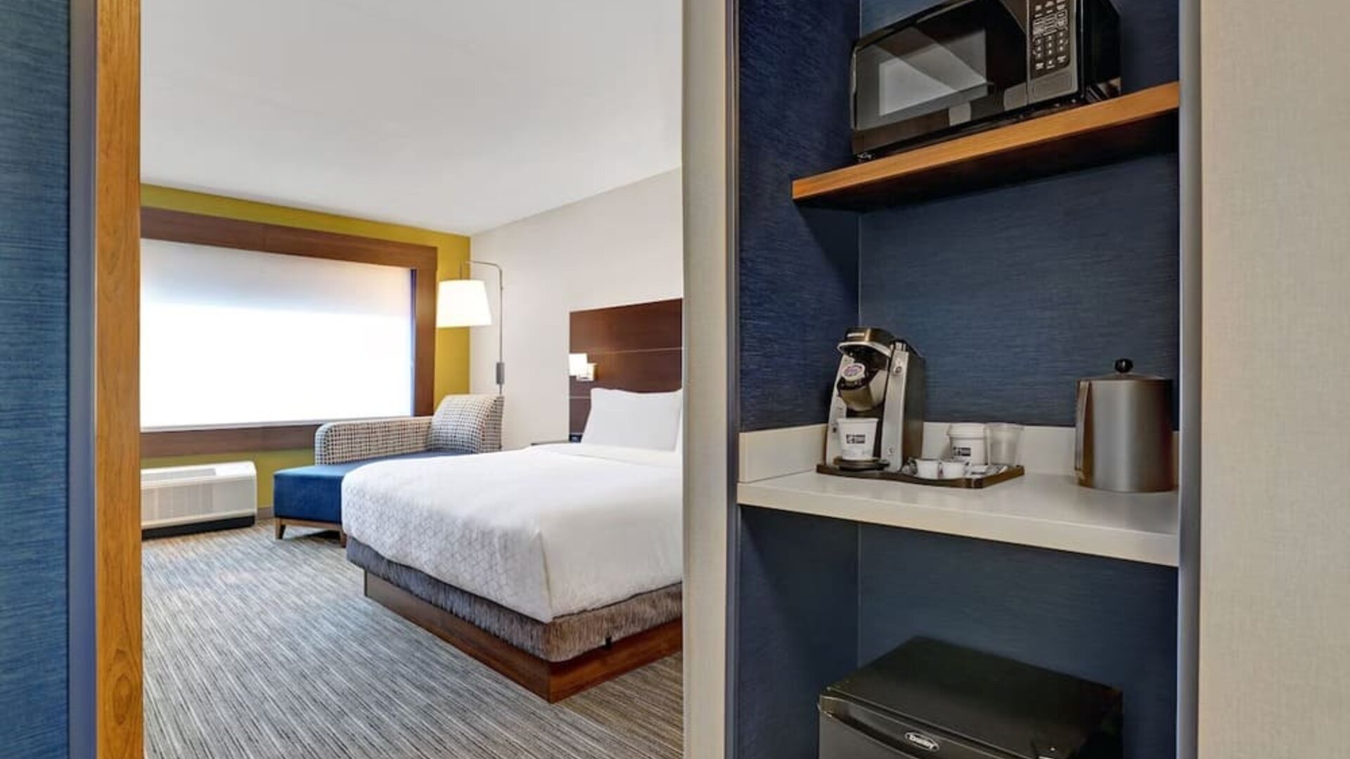 Standard day use room with private bathroom at Holiday Inn Express Kingston West.