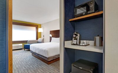 Standard day use room with private bathroom at Holiday Inn Express Kingston West.