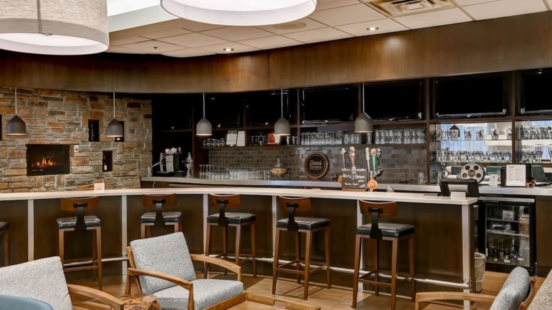 Hotel bar with lounge area at Four Points By Sheraton Toronto Mississauga.