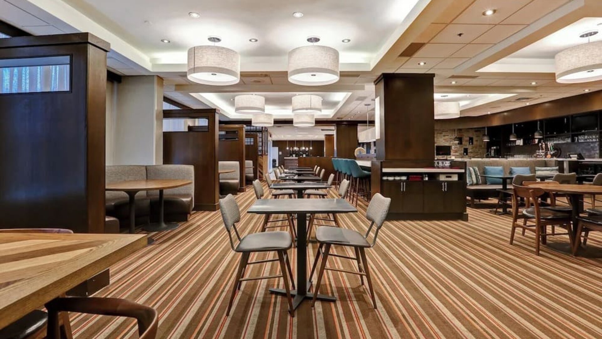Dining area with comfortable seating perfect for co-working at Four Points By Sheraton Toronto Mississauga.