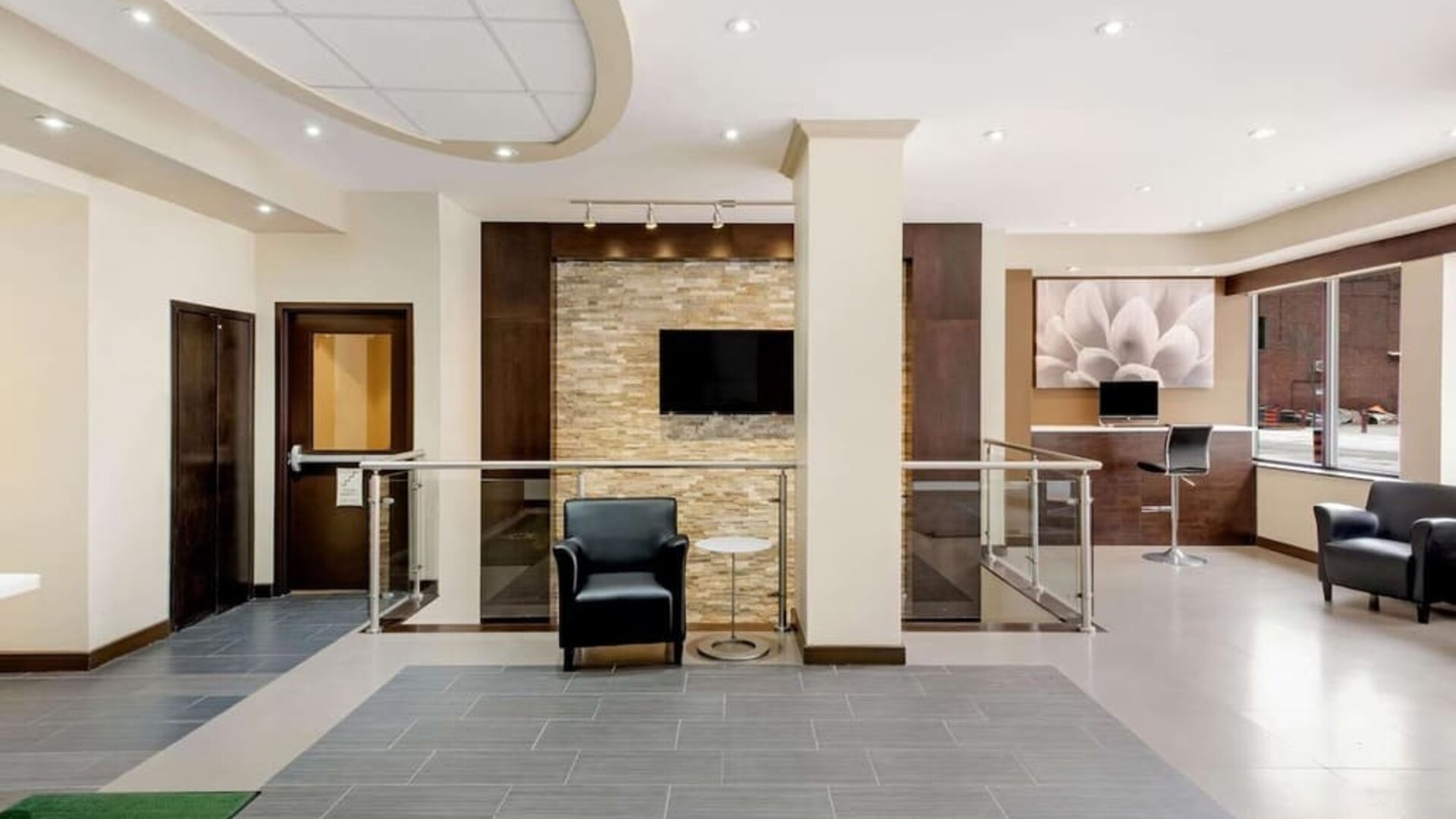 Hotel lobby with lounge area and workspace at La Quinta Inn & Suites By Wyndham Oshawa.